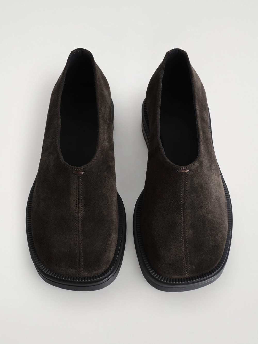 COS chunky suede shoes in dark brown

Size 38/8